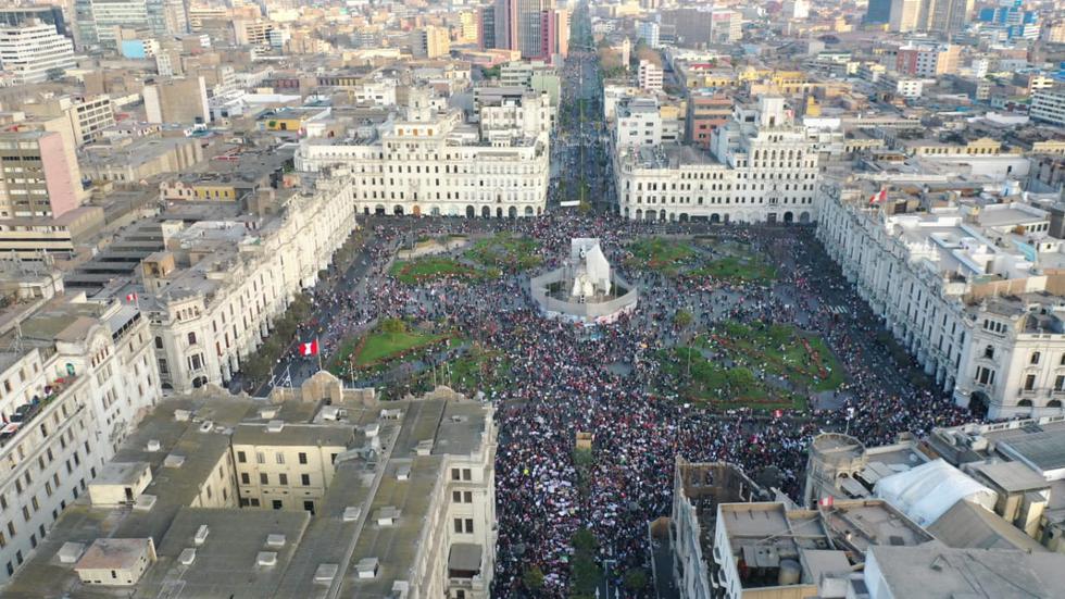 Plaza San Martín, ubicado en Cercado de Lima, es uno de los puntos de concentración para esta segunda marcha nacional que se desarrolla en contra del presidente Manuel Merino y en contra del presidente de Consejo de Ministros, Ántero Flores-Aráoz. (Foto: Giancarlo Ávila / @photo.gec)