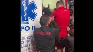 Universitario | Pablo Lavandeira fue retirado en ambulancia del estadio Nacional y genera preocupación [VIDEO]
