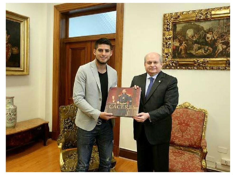 Carlos Zambrano causa polémica por supuesto homenaje del Primer Ministro