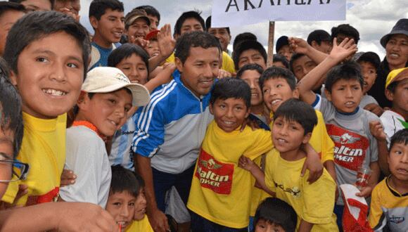 No se aleja: Roberto Palacios inauguró semilleros del fútbol en el Cusco