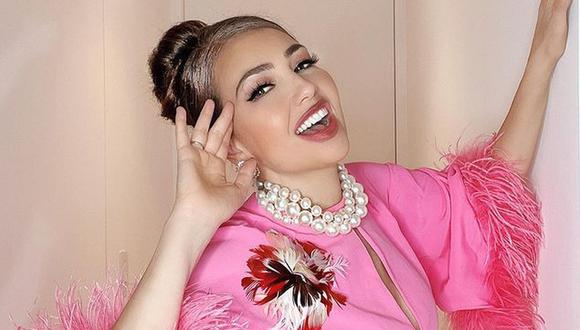 Thalía posa en vestido rosa de plumas y fans recuerdan su personaje en “Marimar”. (Foto: @thalía)