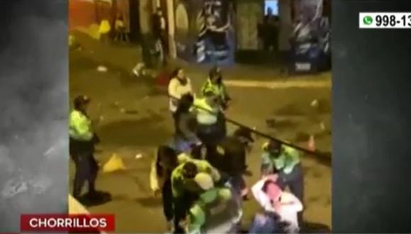 Policías fueron atacados con botellas por asistentes a una kermés con concierto, en Chorrillos. (Captura: América Noticias)