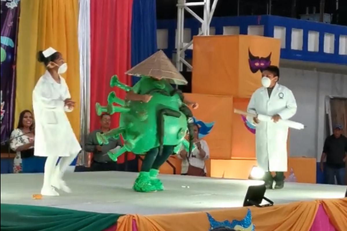 El pequeño disfrazado de coronavirus compartió escenario junto con otros dos menores vestidos como doctores. (Facebook: Alejandro R. García)