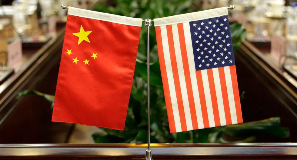 Imagen referencial. Las banderas de Estados Unidos y China son vistas antes de una reunión en el Ministerio de Agricultura en Beijing. Archivo del 30 de junio de 2017. (AFP / POOL / JASON LEE).