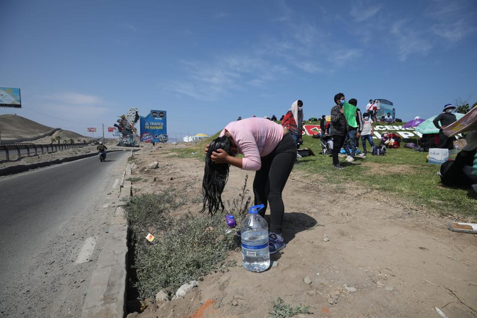 Cusco: decena de pobladores caminan por la Panamericana Sur para llegar a la Ciudad Imperial. Foto: Britanie Arroyo / GEC