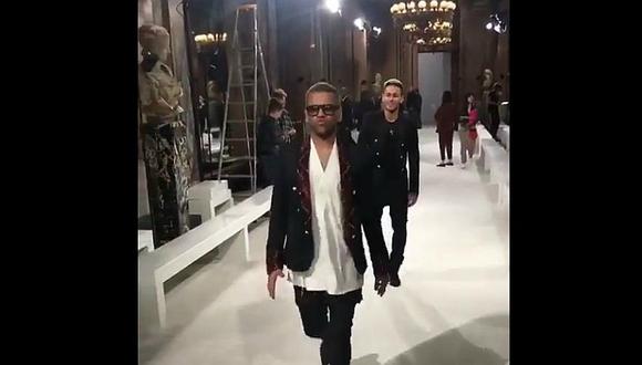 Neymar y Dani Alves en un divertido desfile de moda en Paris [VIDEO]