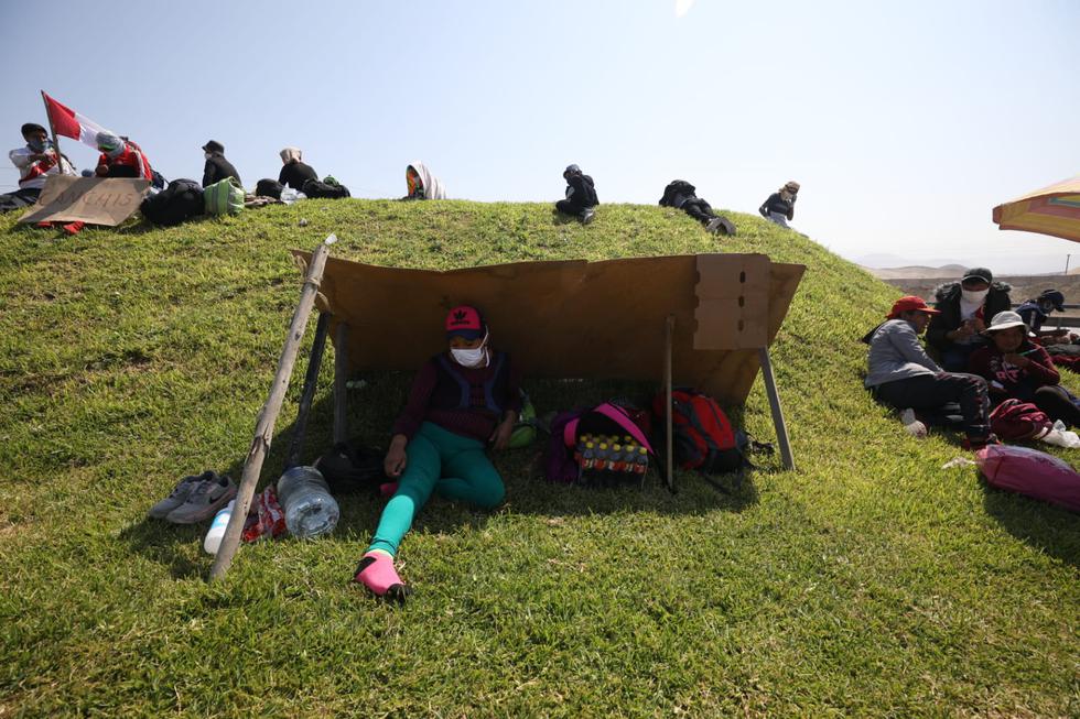 Cusco: decena de pobladores caminan por la Panamericana Sur para llegar a la Ciudad Imperial. Foto: Britanie Arroyo / GEC