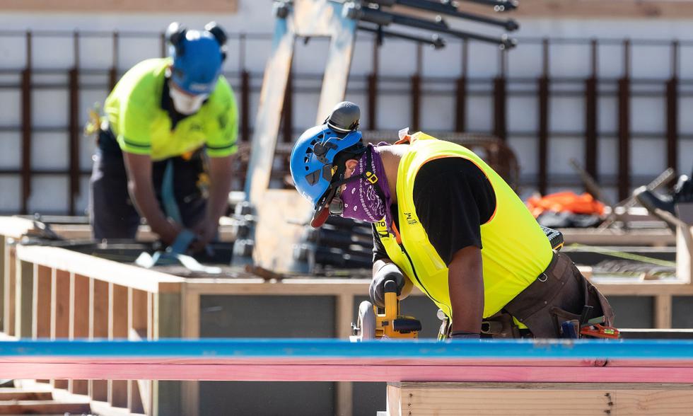 Algunos negocios han regresado a la actividad luego de derrotar al COVID-19 | Foto: AFP