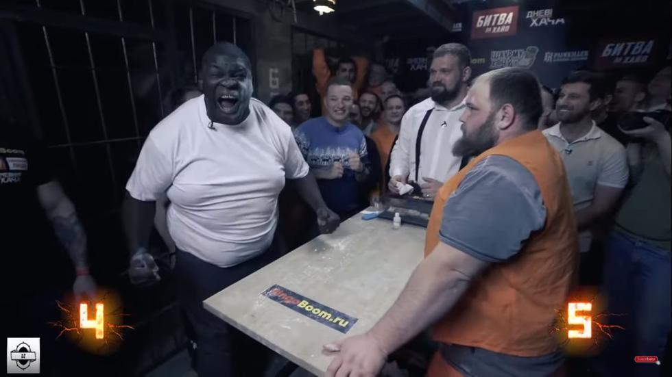 Vasily Kamotsky, campeón mundial de cachetazos, tuvo duro rival en el brasileño Black Papa en una cárcel de Rusia (Captura: Youtube)