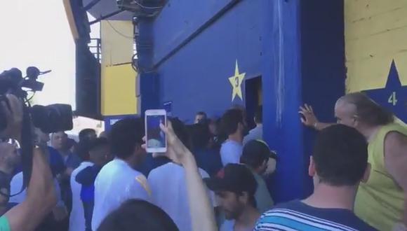 Socios de Boca hacen disturbios en la Bombonera tras quedarse sin entradas