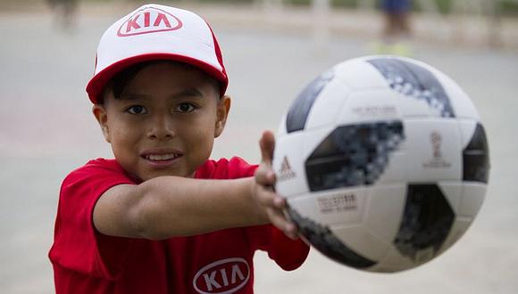 Conoce al niño peruano que pondrá el balón para el partido ante Australia