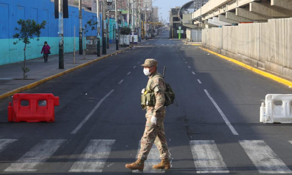 Las calles lucen vacías, pero los militares y policías continúan con su ardua labor. | Foto: GEC