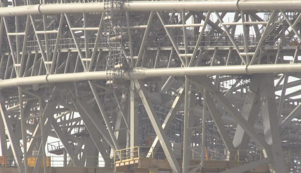 La agencia AFP presenció que las obras de construcción del estadio Lusail, donde se jugará la final del Mundial Qatar 2022, continúan en medio de la pandemia. (Captura: AFP TV)
