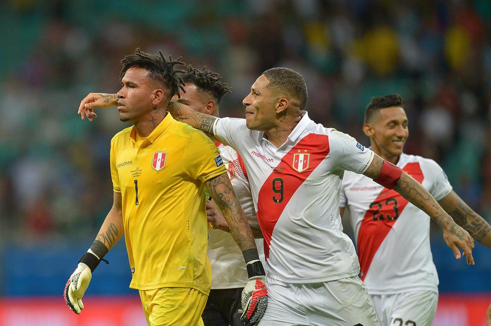 ¡El beso de la clasificación! Foto de Paolo Guerrero y Pedro Gallese da la vuelta al mundo y ya es viral