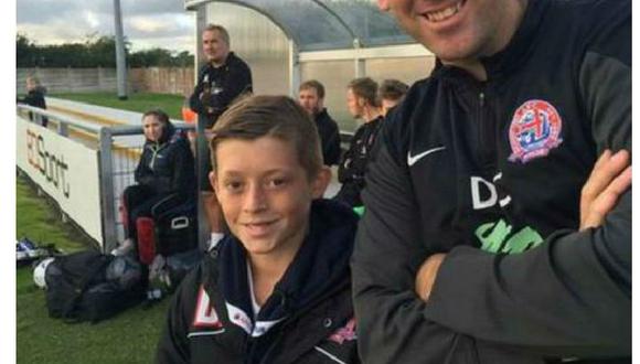 Un niño de once años se estrenó como técnico ante el Bolton en Inglaterra