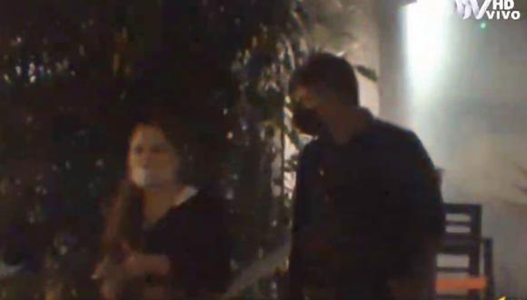 John Kelvin y una joven fueron captados juntos ingresando y saliendo de un hotel. (Foto: Captura ATV).