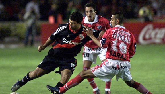 Javier Mascherano frente a la marca de Rodrigo Saraz de Cienciano en la Copa Sudamericana 2003. (Carlos Lezama / AFP)