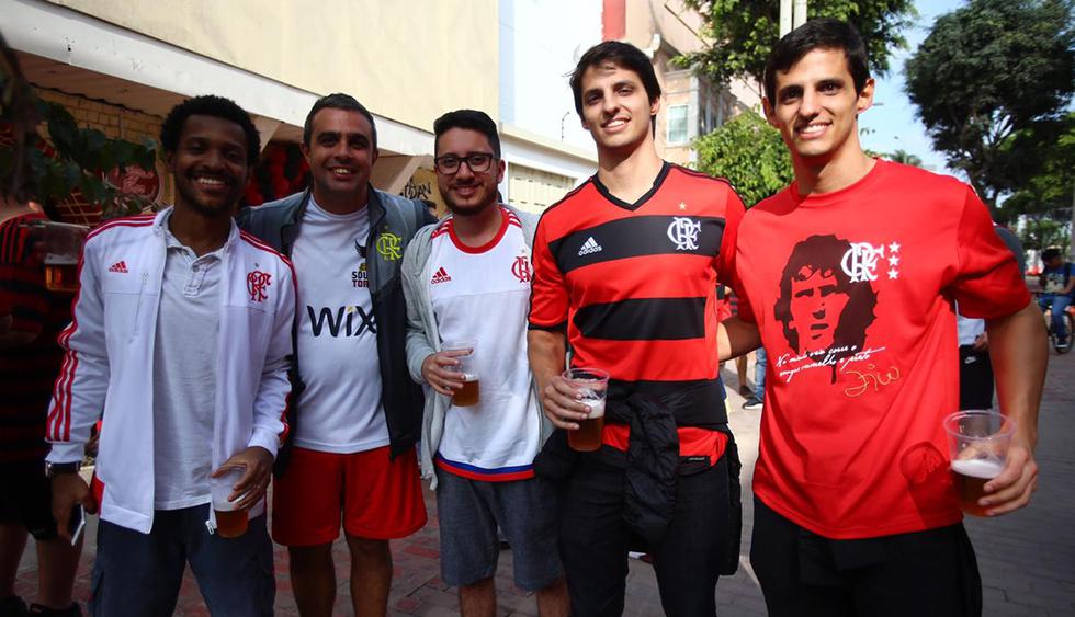 Por los alrededores del Parque Kennedy, en el distrito de Miraflores, los aficionados brasileños y argentinos ya exhiben los colores de sus clubes. (Foto: Hugo Curotto / GEC)