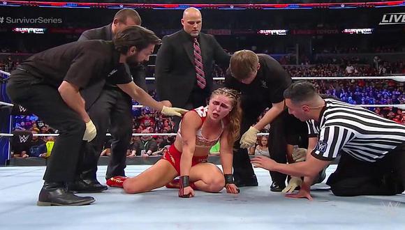 WWE: Ronda Rousey fue atacada salvajemente con palos y sillas | VIDEO