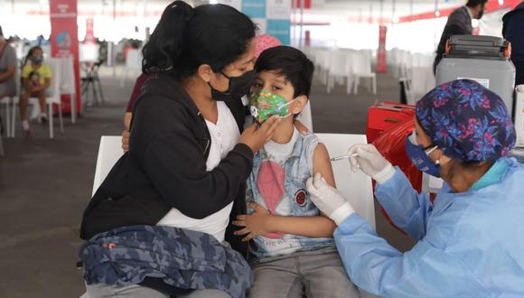 Este sábado 12 continúa la jornada de vacunación para niños de 5 a 11 años de edad, con o sin comorbilidades, en Lima Metropolitana y Callao; además se promueve la aplicación de la tercera dosis para otros grupos etarios. (Foto: Britanie Arroyo/@photo.gec)