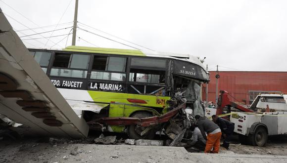 El bus de la empresa Chalacos Unidos S.A.C. (ETCHUSAC) quedó completamente dañado tras el accidente. Foto: Jessica Vicente/@photo.gec