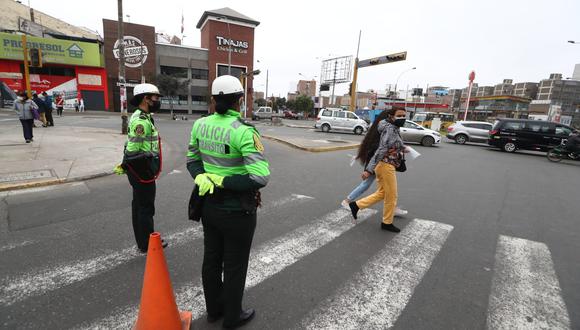 La policía cerró la avenida Bolivia, en el distrito de Breña. Foto: Alessandro Currarino / @photo.gec