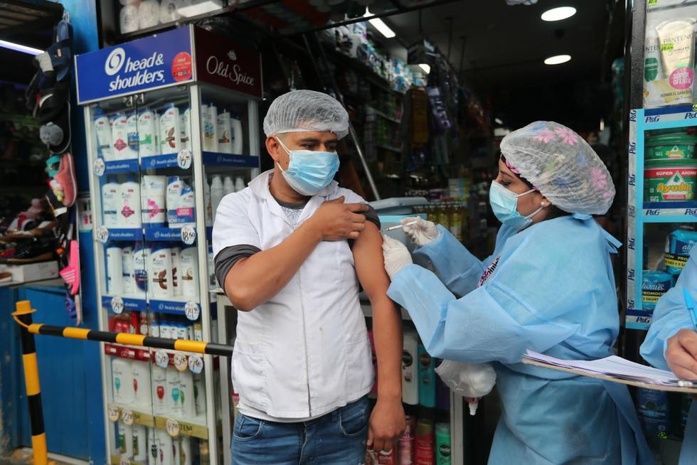 Brigadas de Salud acudieron este jueves al mercado Mirones Bajo, en el Cercado de Lima, para vacunar contra el COVID-19 a las personas de 30 años a más que no pueden acudir a los vacunatorios. Esta jornada forma parte de la campaña “Voy a tu encuentro, vacúnate ya!” del Ministerio de Salud (Minsa). (Foto: Lino Chipana Obregón/@photo.gec)