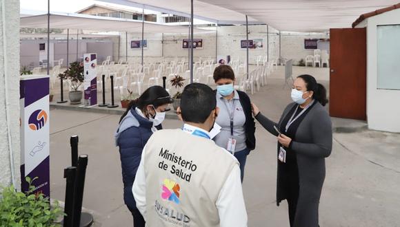 Supervisores de Susalud, del Ministerio de Salud, llegaron hasta el vacunatorio de la clínica San Pablo que tras la denuncia fue cerrado. (Foto: Susalud)