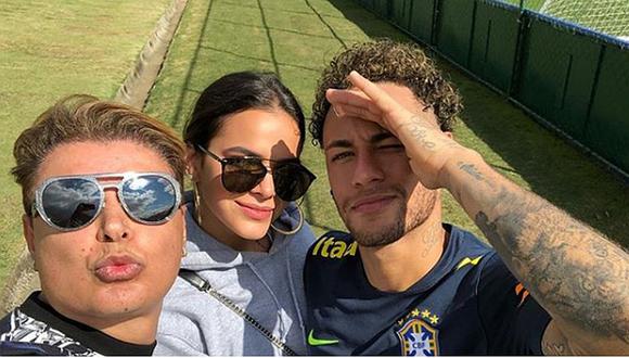 Neymar recibe a su novia en los entrenamientos, antes de viajar a Londres
