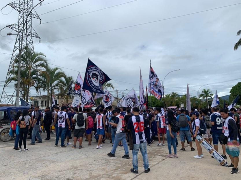 Los hinchas de Alianza Lima que viajaron en Moyobamba comienzan a concentrarse para partir al estadio IPD. (Foto: Twitter)