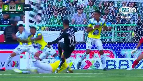 Pedro Aquino: VAR le cobró una clara mano en el área y termina en gol de penal de Santos | VIDEO