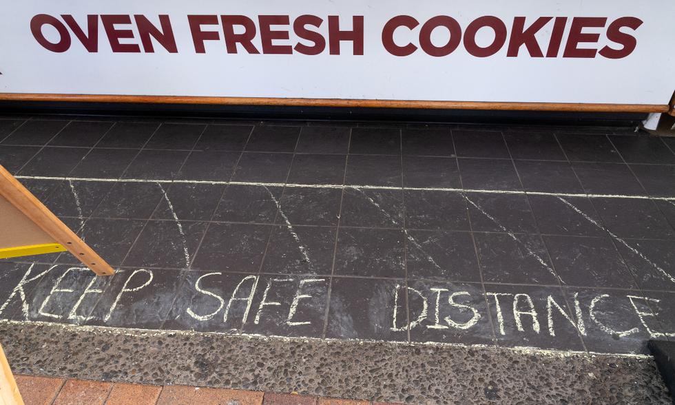 En las calles aún se mantiene la cultura de mantener el metro de distancia recomendado | FOTO: AFP
