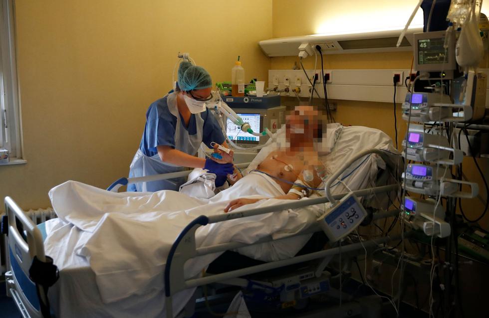 Una doctora atiende a un paciente de coronavirus en un hospital de París, Francia. Foto: AFP / THOMAS COEX