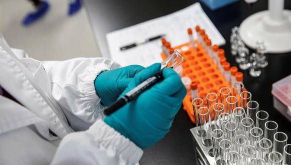 La universidad británica de Oxford y la farmacéutica AstraZeneca seguirán con las pruebas de su vacuna contra la covid-19 pese a la muerte de un voluntario que participaba en estos ensayos en Brasil. (EFE).