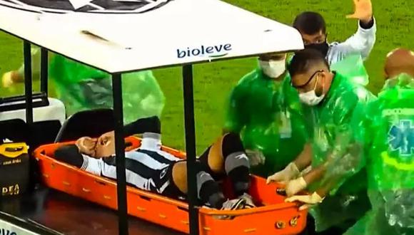 Lecaros venía haciendo un gran partido con Botafogo, pero una lesión en el tobillo, aparentemente, lo hizo dejar el campo a los 48′