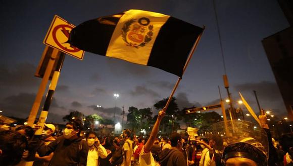 Manifestantes y agentes de la Policía Nacional del Perú se enfrentaron en el cruce de la avenida Abancay y Nicolás de Piérola en el Centro de Lima, en la segunda marcha nacional. (Foto: GEC)