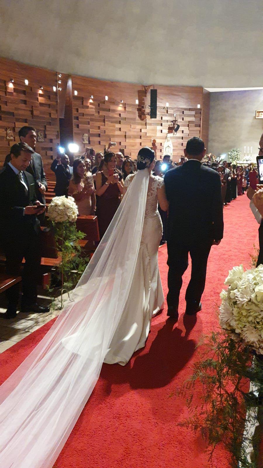 El extenso velo de la novia Ana Siucho se llevó todas las miradas. (Foto: Difusión)