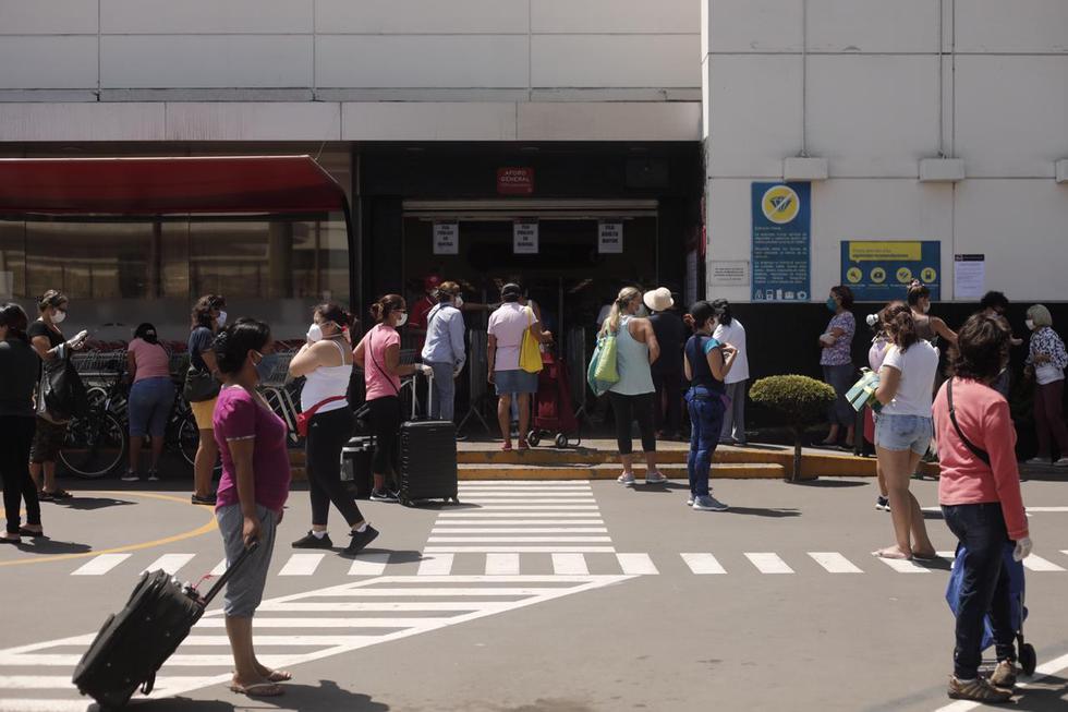 Así lucieron las largas colas en Wong en el día que solo salen mujeres. Foto: Leandro Britto / GEC
