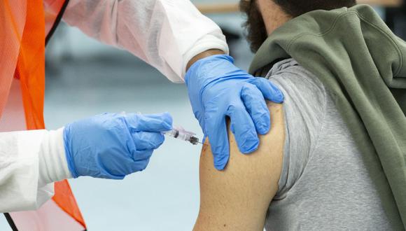 Comenzó la vacunación a estudiantes de medicina que realizan internado. (Foto: Referencial/  Kena Betancur / AFP).