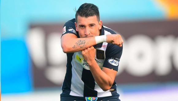 El jugador de Alianza Lima entrena en un parque debido a que Alianza Lima ha suspendido sus prácticas por los elevados casos de COVID dentro del equipo.