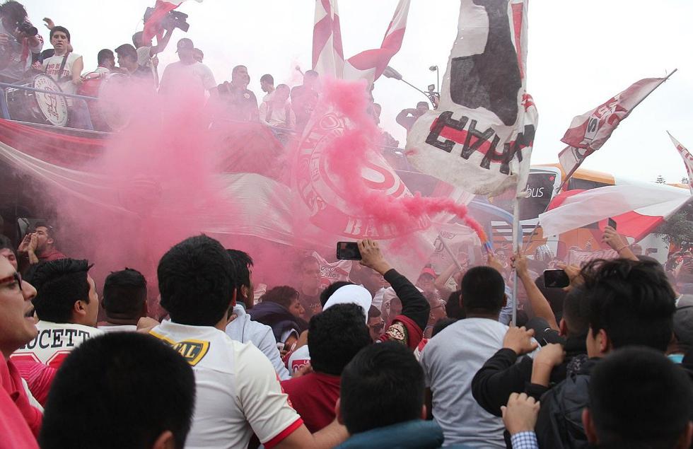 La emotiva salida de los jugadores de Universitario junto a sus hinchas