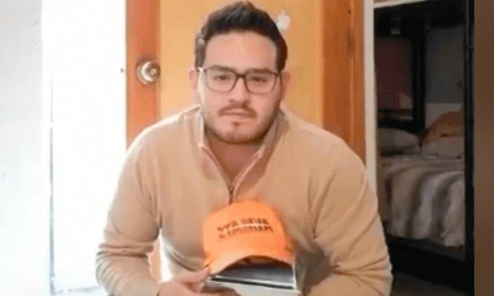 Todo andaba bien en el video de TikTok. Luis tenía una caja con una gorra puesta, hecho que no hacía presentir lo que vendría a continuación.