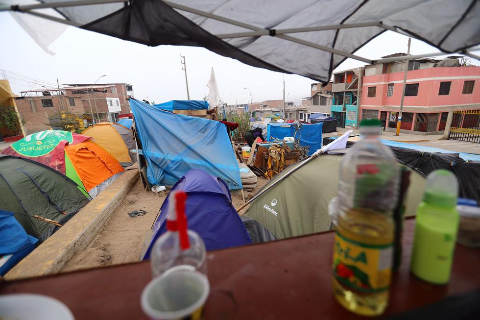 Cientos de familias que fueron desalojadas hace 21 días de la zona de Lomo de Corvina, en el distrito de Villa El Salvador, continúan acampando la intemperie en las vías del distrito por no contar con una vivienda a la cual trasladarse. (Foto: Hugo Curotto / @photo.gec)