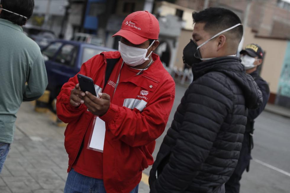 Así lucen las colas en los bancos para cobrar el Bono Familiar Universal: Foto: César Campos / GEC