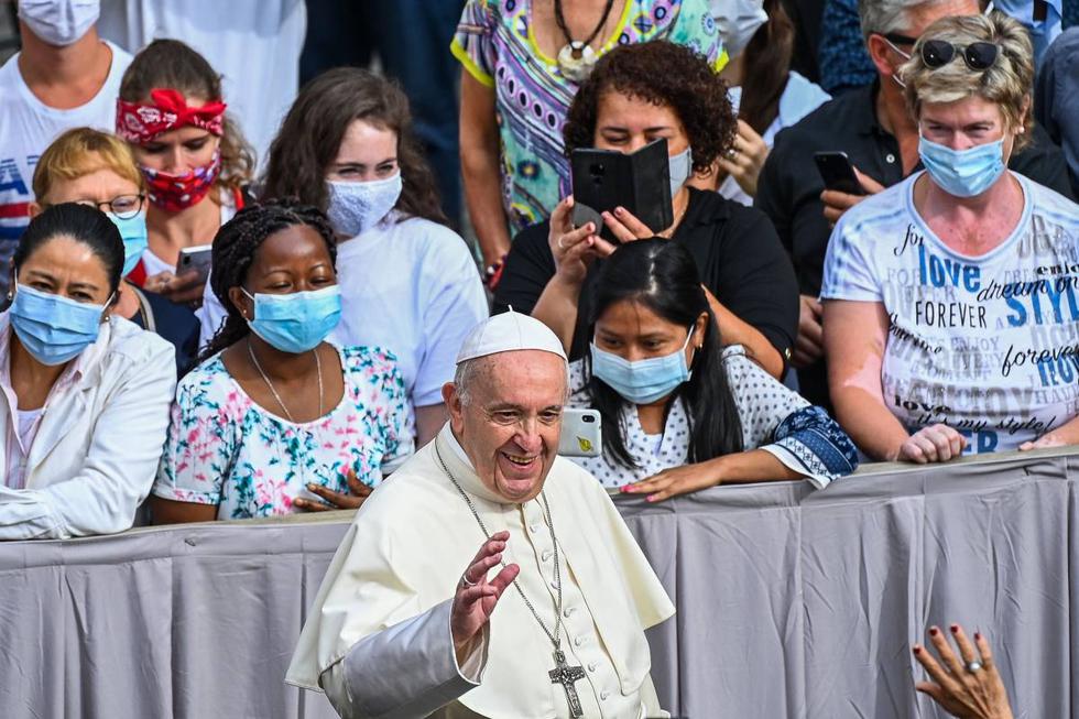 El Papa Francisco saluda a los asistentes cuando llega al patio de San Dámaso en el Vaticano para realizar una audiencia pública limitada por el coronavirus. (AFP / Vincenzo PINTO).
