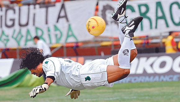 Cueto y La Rosa jugaron partido de despedida de Higuita, que fue ovacionado al igual que los peruanos, en Medellín