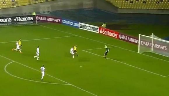 Josepmir Ballón falló gol mano a mano tras querer colgar al portero | VIDEO
