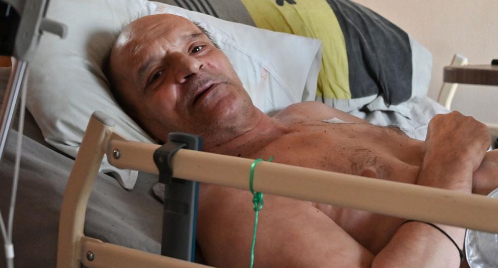 En esta foto de archivo tomada el 12 de agosto de 2020, Alain Cocq descansa en su cama médica en Dijon, noreste de Francia. (AFP / PHILIPPE DESMAZES).