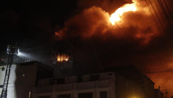 Incendio ocurrido la noche del último jueves en Mesa Redonda no dejó heridos ni víctimas que lamentar. (Foto: Hugo Pérez @photo.gec)