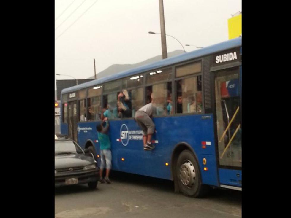 Hinchas de Sporting Cristal se apoderan de buses azules para llegar al estadio [FOTOS]